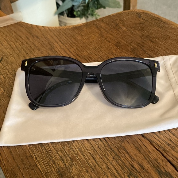 Tory Burch Transparent Blue Sunglasses Full Inclusion with Dustbag & Case NWOT - Picture 6 of 10